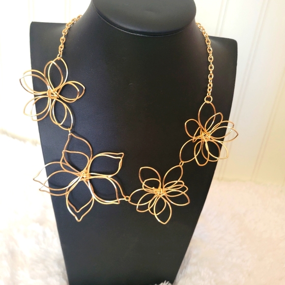 paparazzi Jewelry - Floral 3D necklace